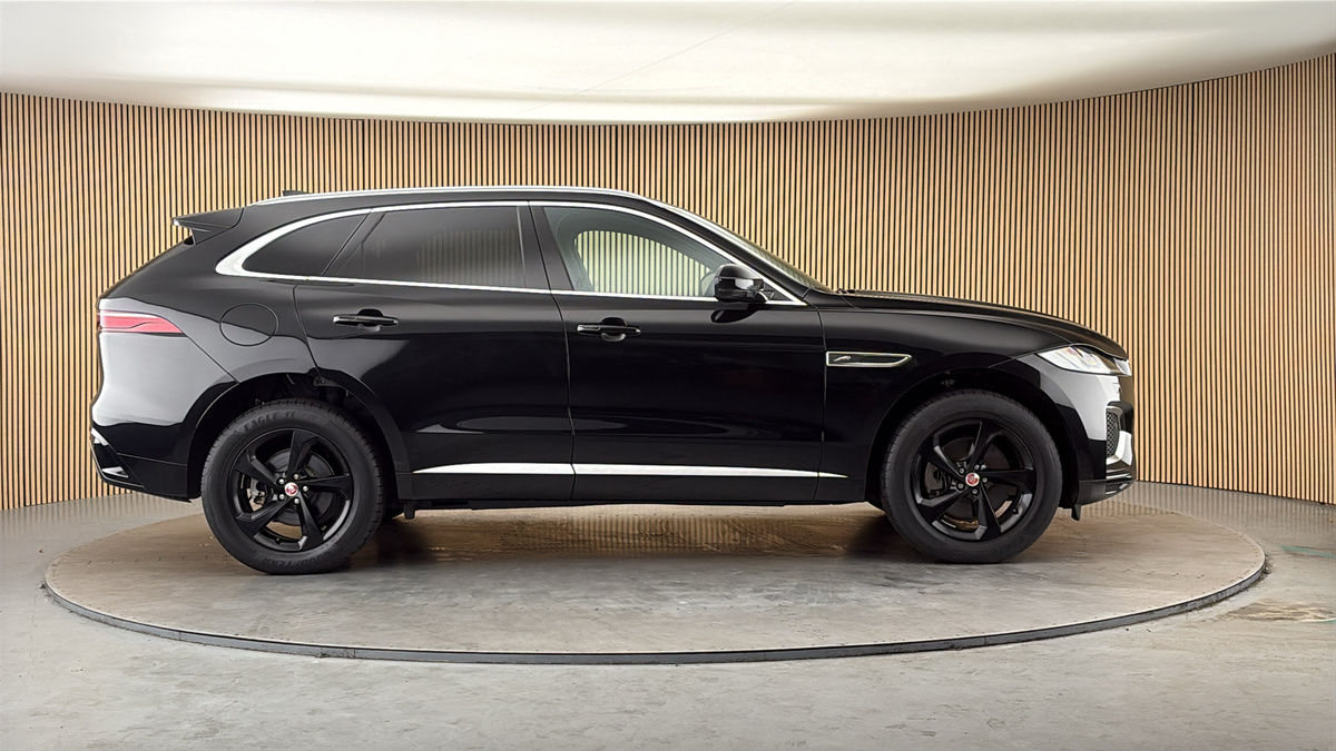 Jaguar F-PACE Image 16