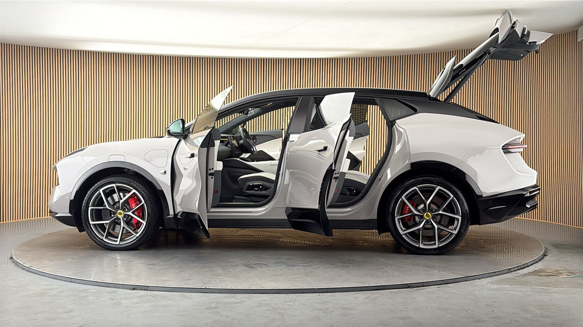 More views of Lotus Eletre