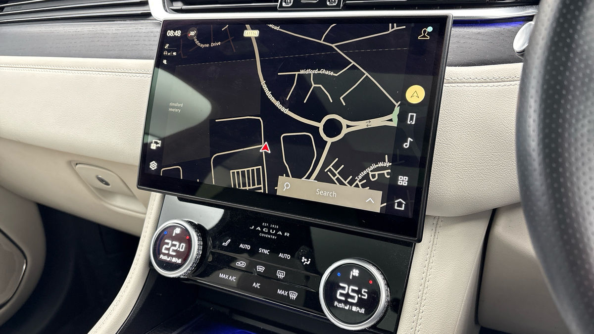 Jaguar F-PACE Image 17