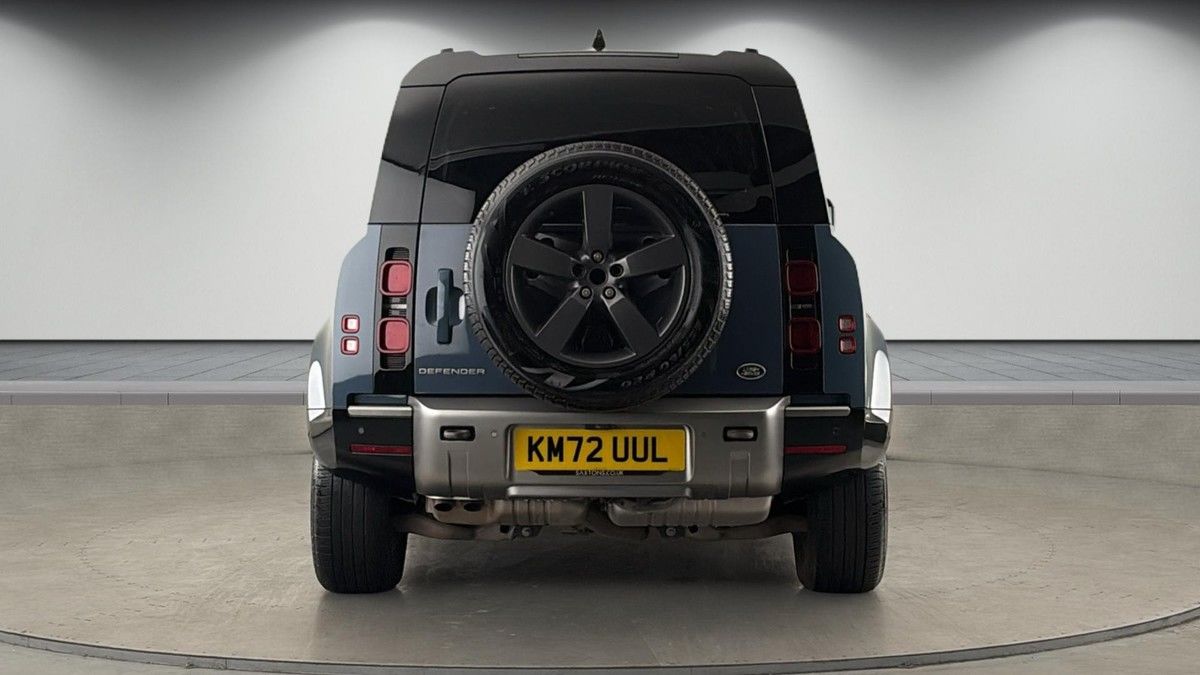 Land Rover Defender 110 Image 4