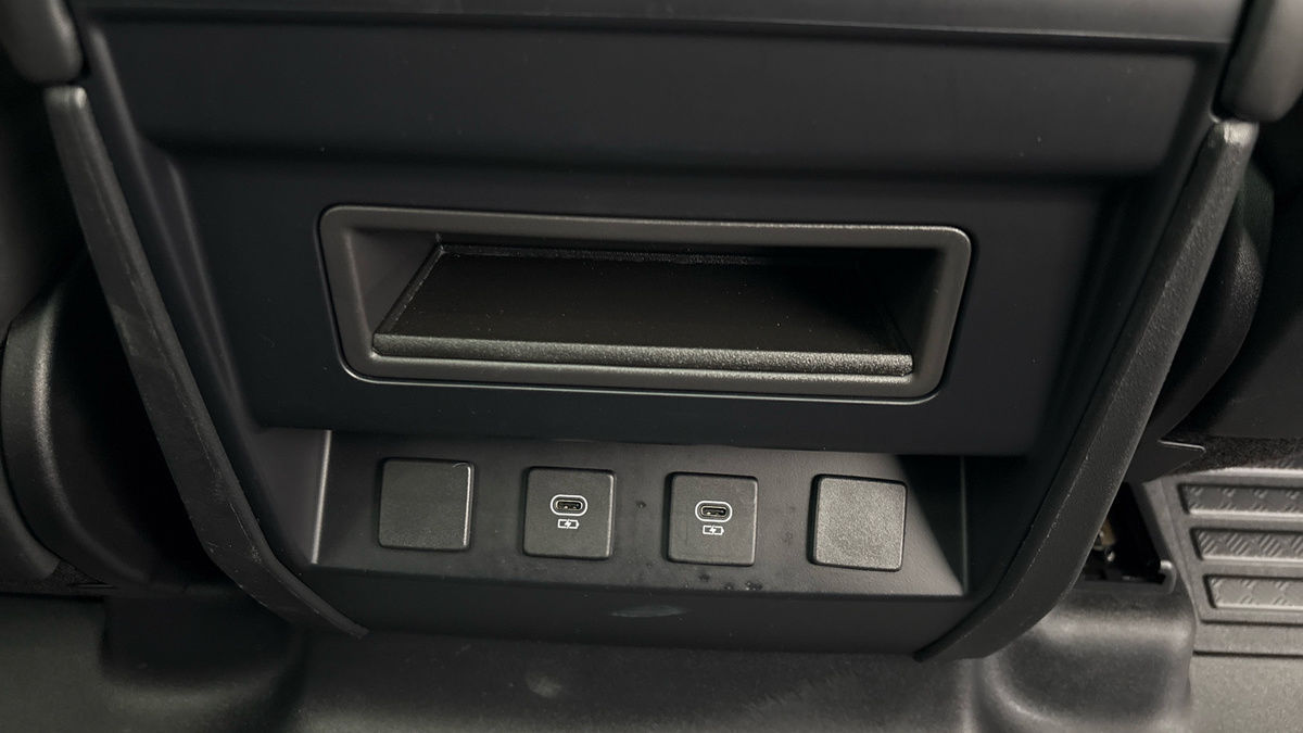 Land Rover Defender 110 Image 30