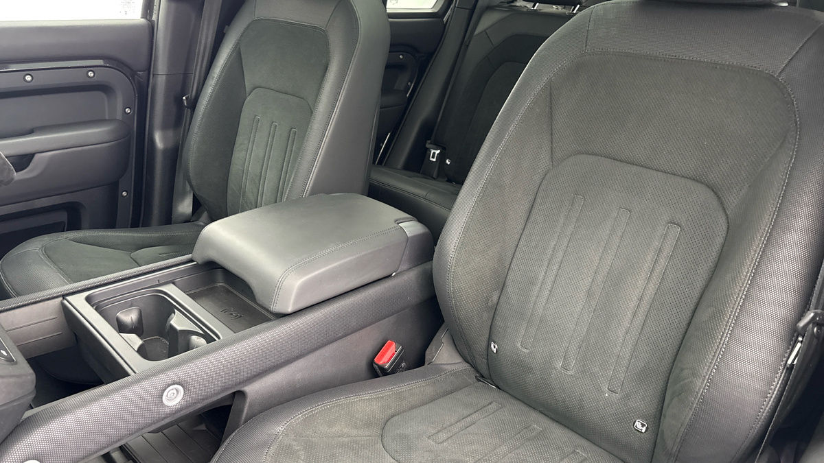 Land Rover Defender 110 Image 13