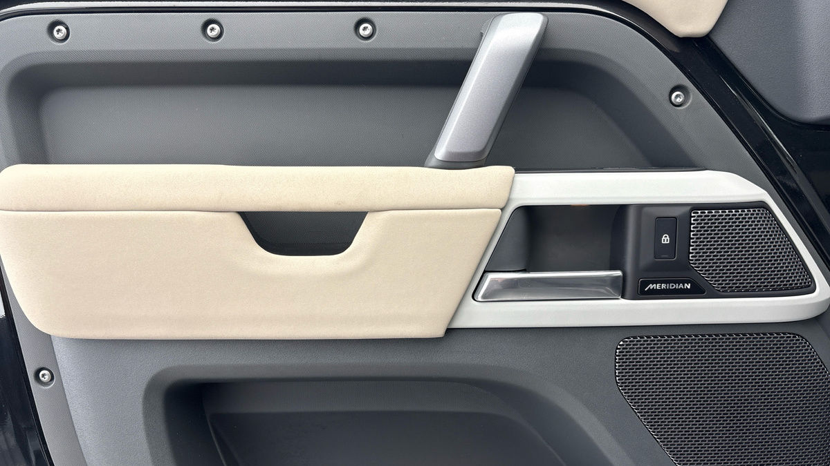 Land Rover Defender 110 Image 19
