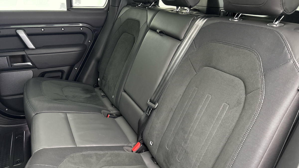 Land Rover Defender 110 Image 16