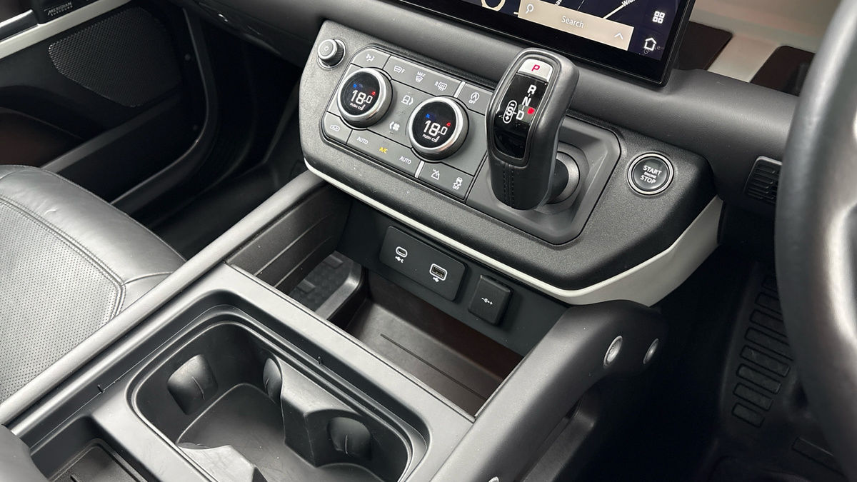 Land Rover Defender 110 Image 18