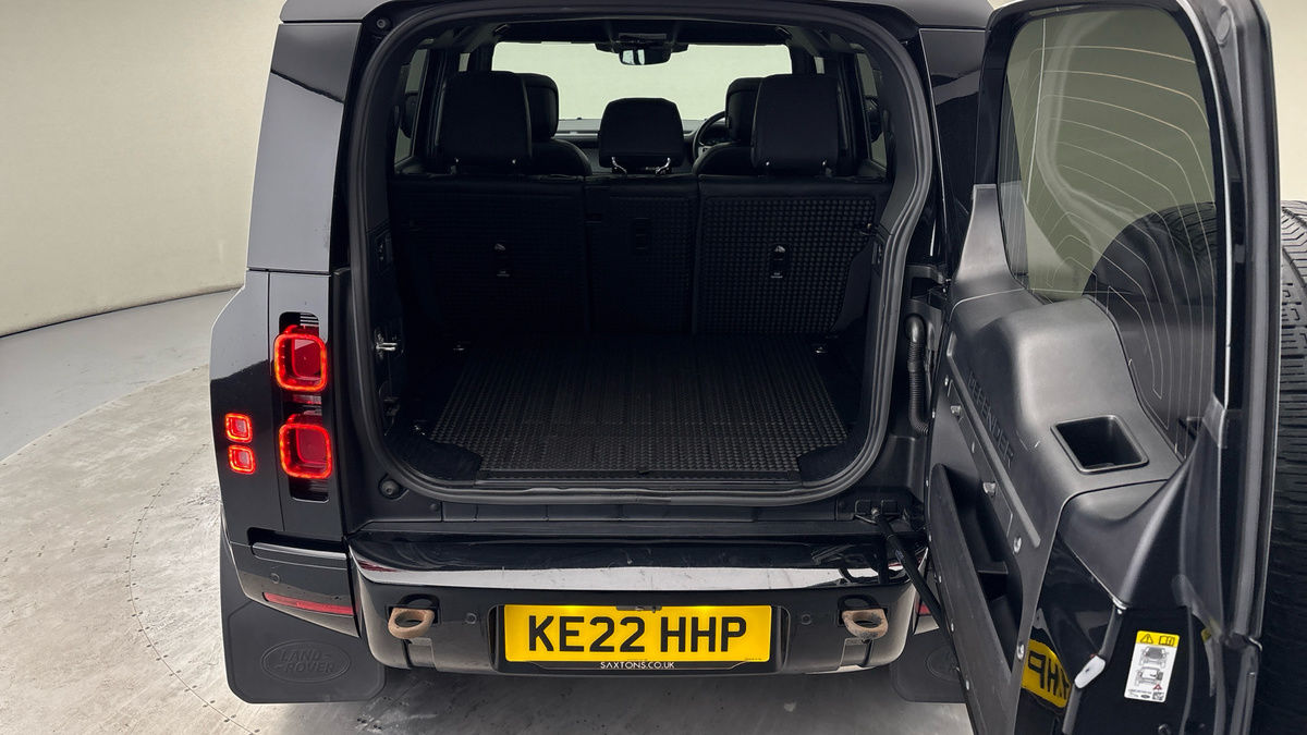 Land Rover Defender 110 Image 11