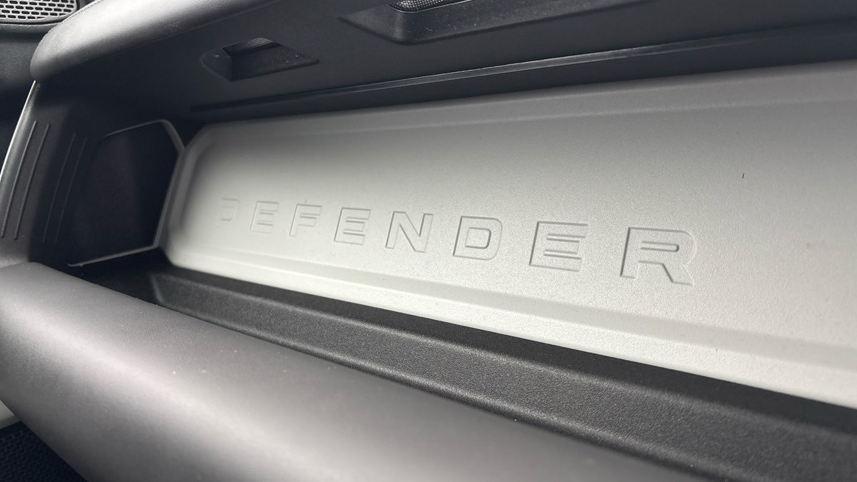 Land Rover Defender 110 Image 9
