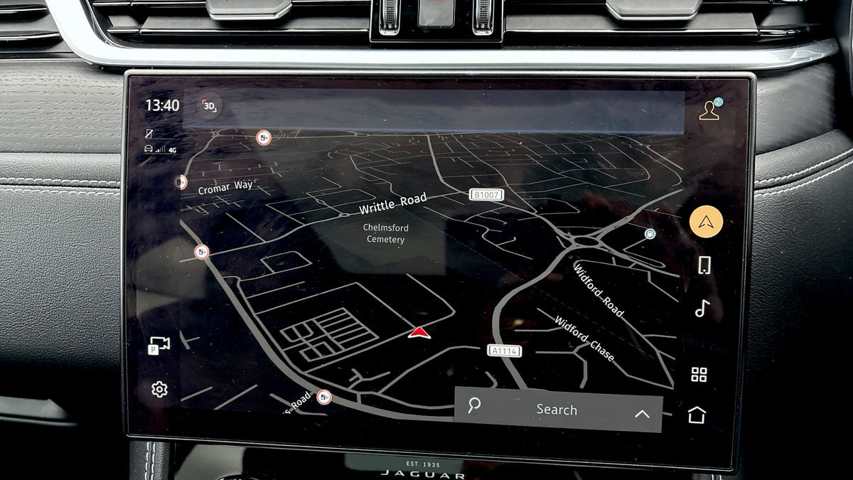 Jaguar F-PACE Image 17