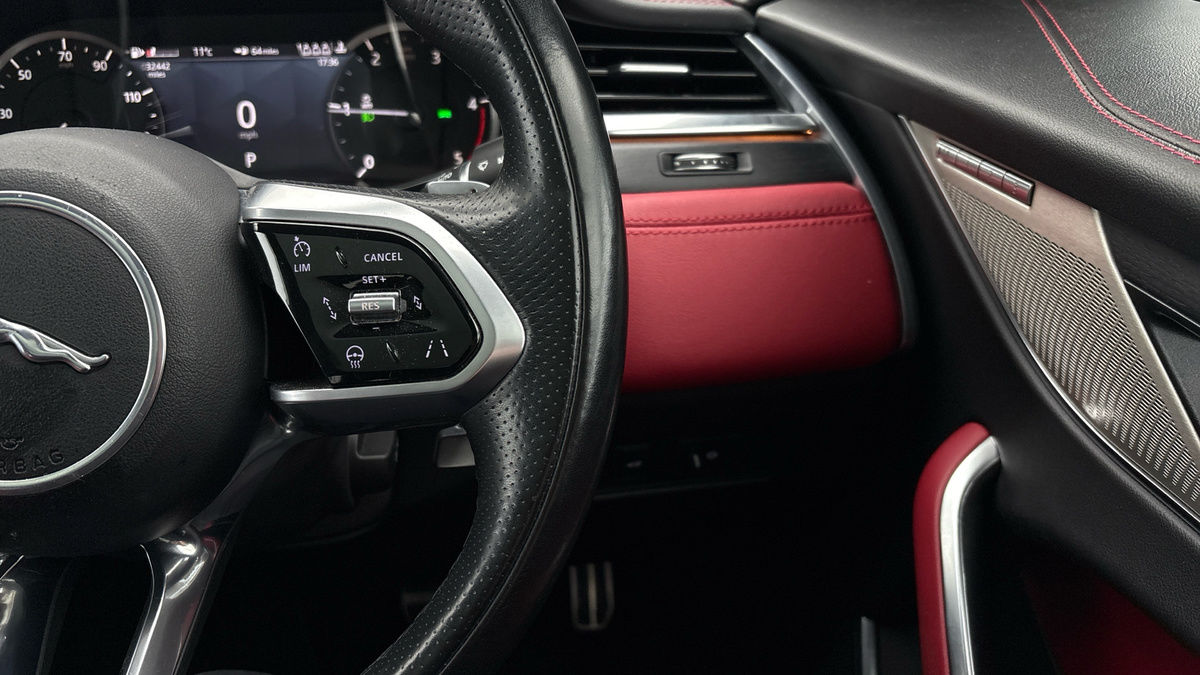 Jaguar F-PACE Image 14