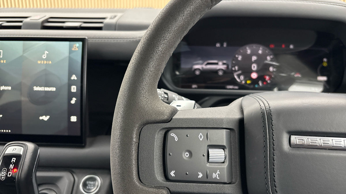Land Rover Defender 110 Image 13