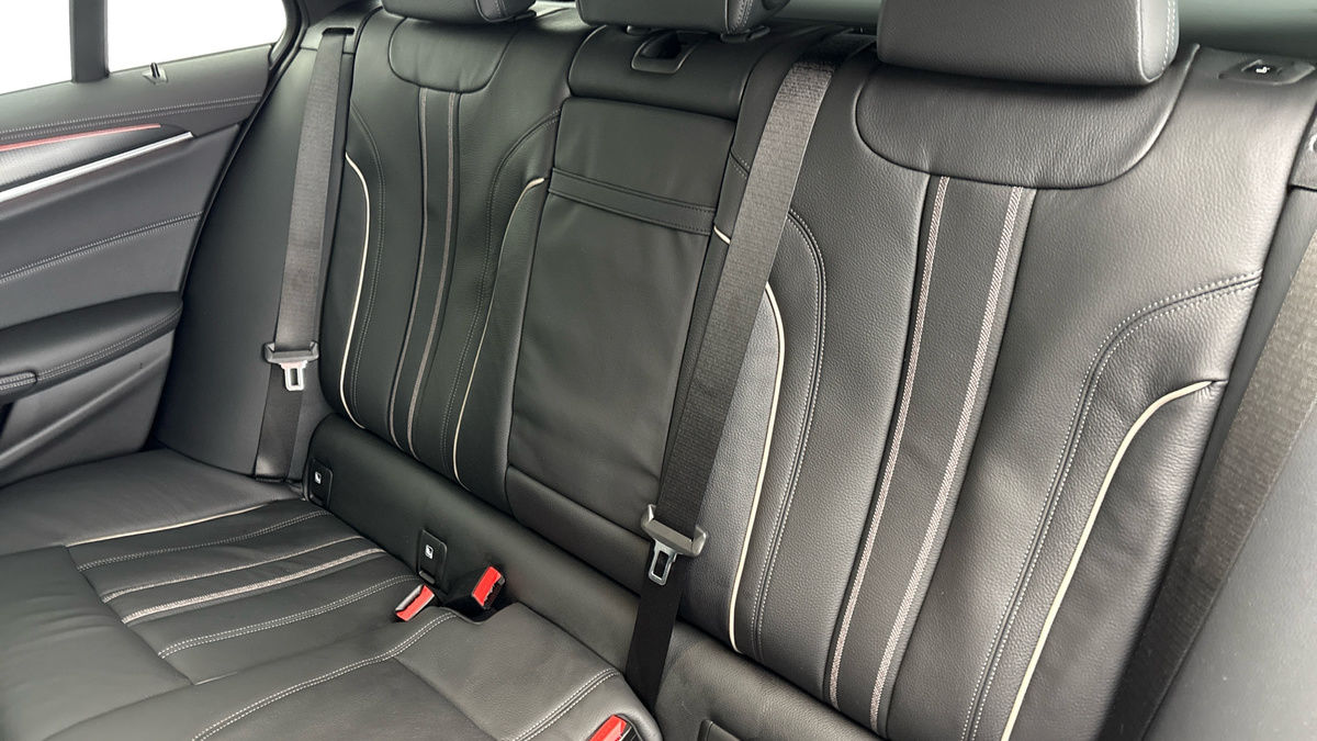 BMW 5 Series Image 8