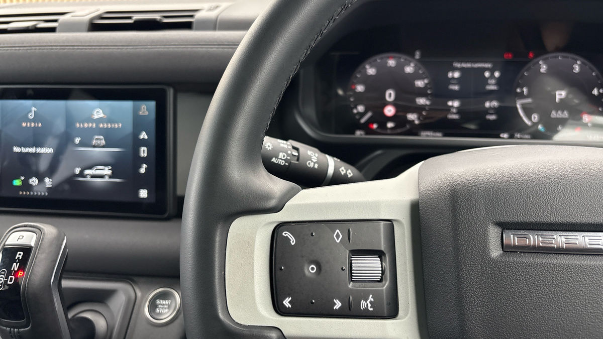Land Rover Defender 110 Image 13