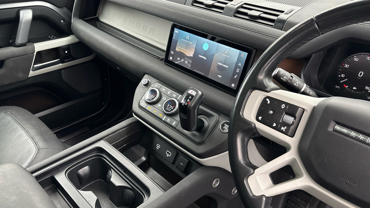 Land Rover Defender 110 Image 18