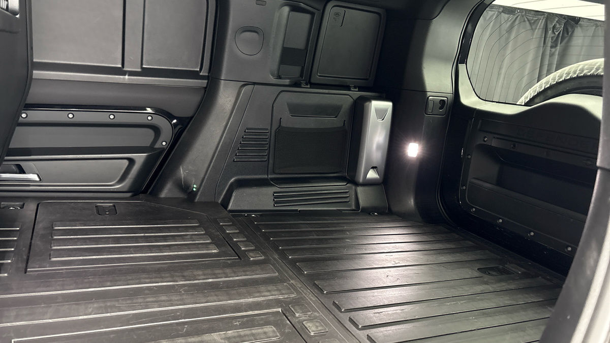 Land Rover Defender 110 Image 8