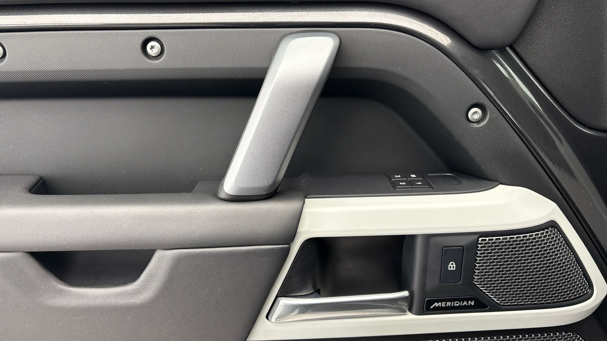 Land Rover Defender 110 Image 19