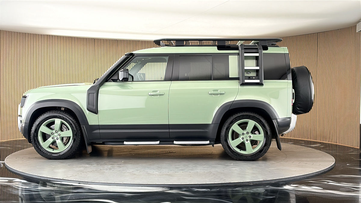 Land Rover Defender 110 Image 15