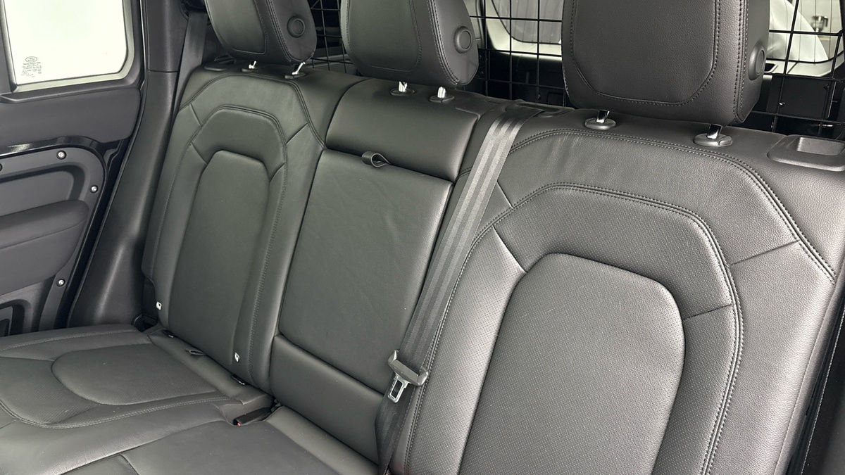 Land Rover Defender 110 Image 8