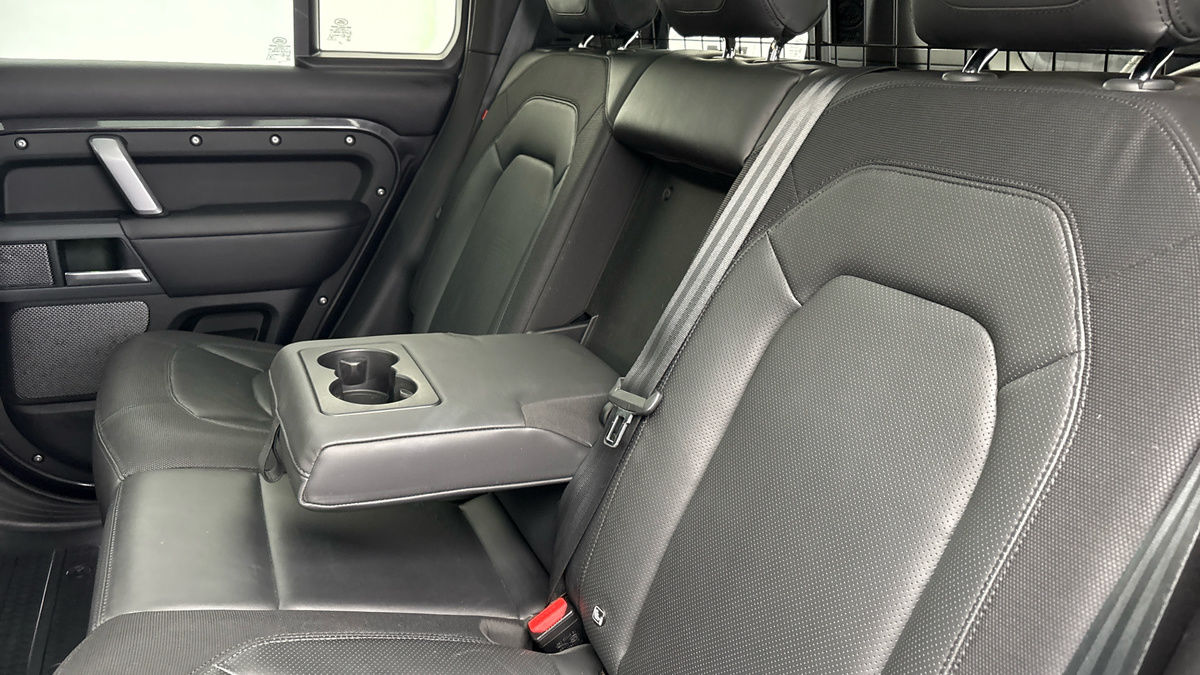 Land Rover Defender 110 Image 9