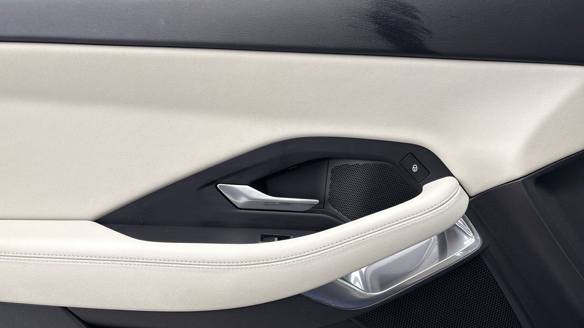 Jaguar E-PACE Image 19