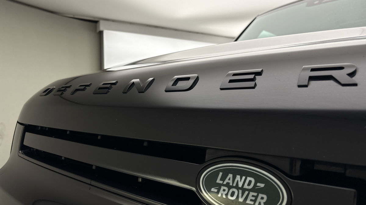 Land Rover Defender 110 Image 24