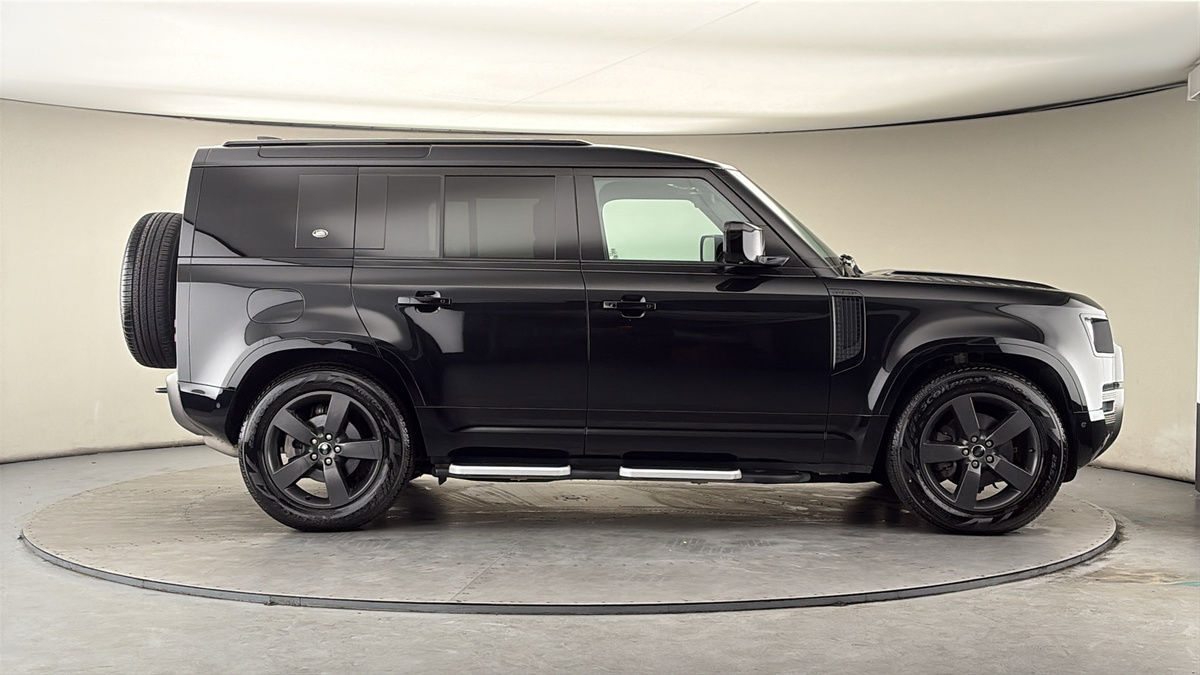 Land Rover Defender 110 Image 16