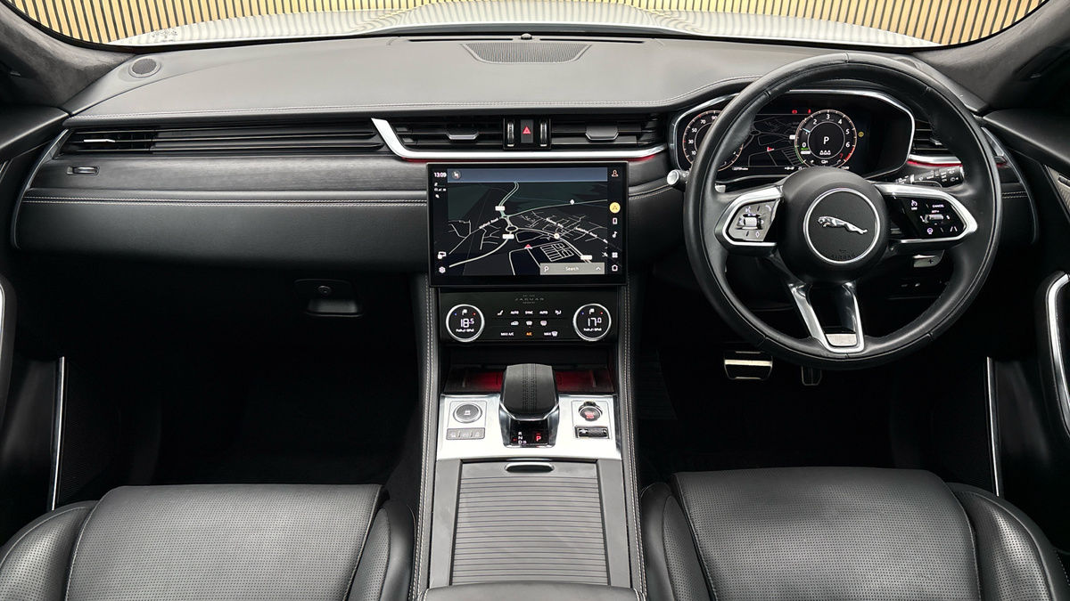 Jaguar F-PACE Image 12