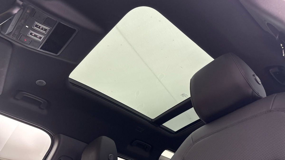Land Rover Defender 110 Image 6