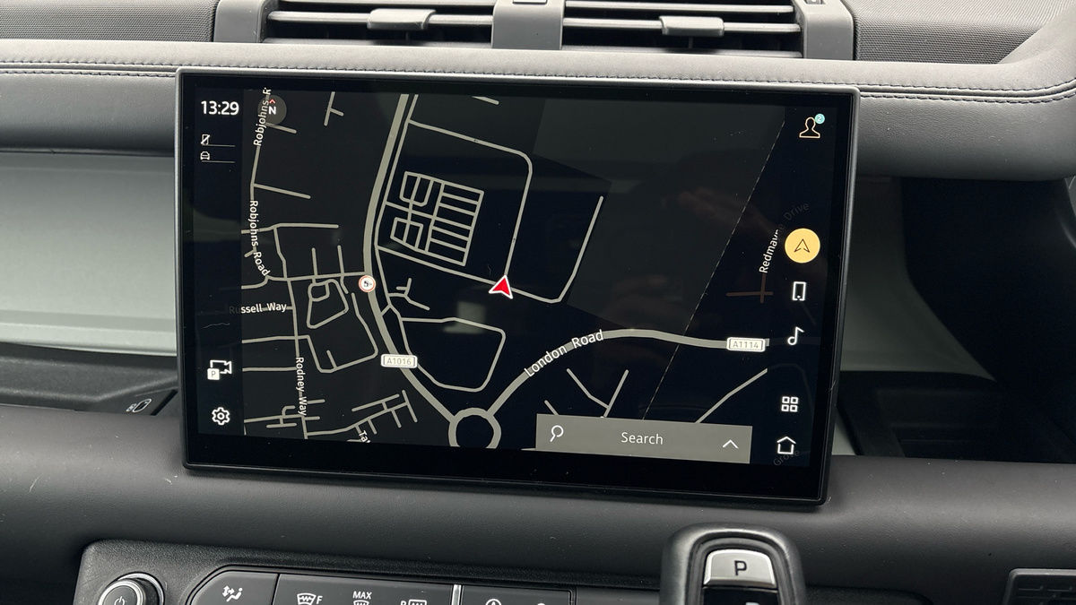 Land Rover Defender 110 Image 17