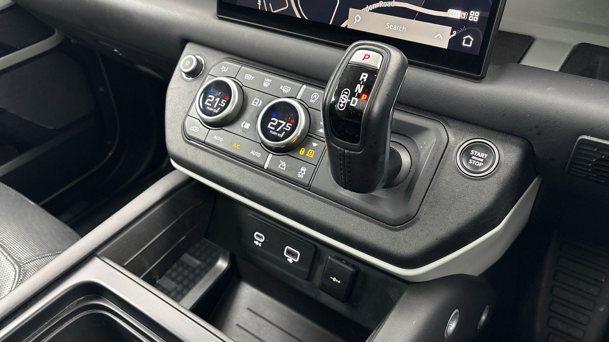 Land Rover Defender 110 Image 18