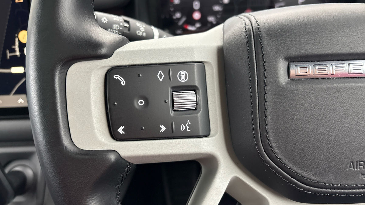 Land Rover Defender 110 Image 13