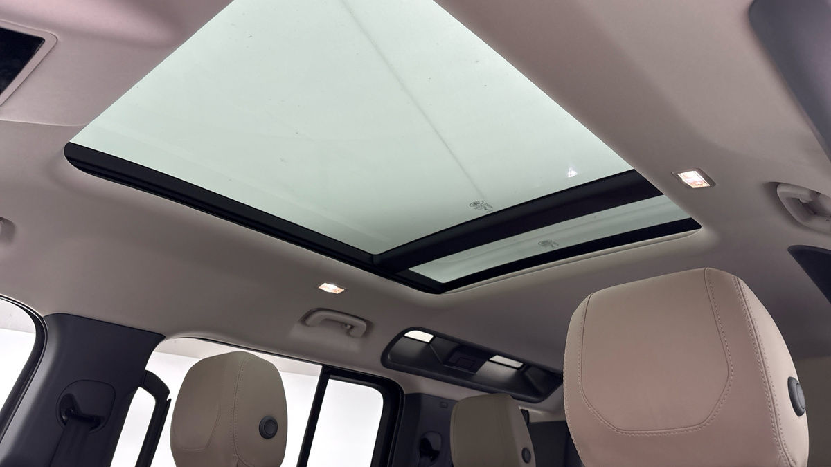 Land Rover Defender 110 Image 6