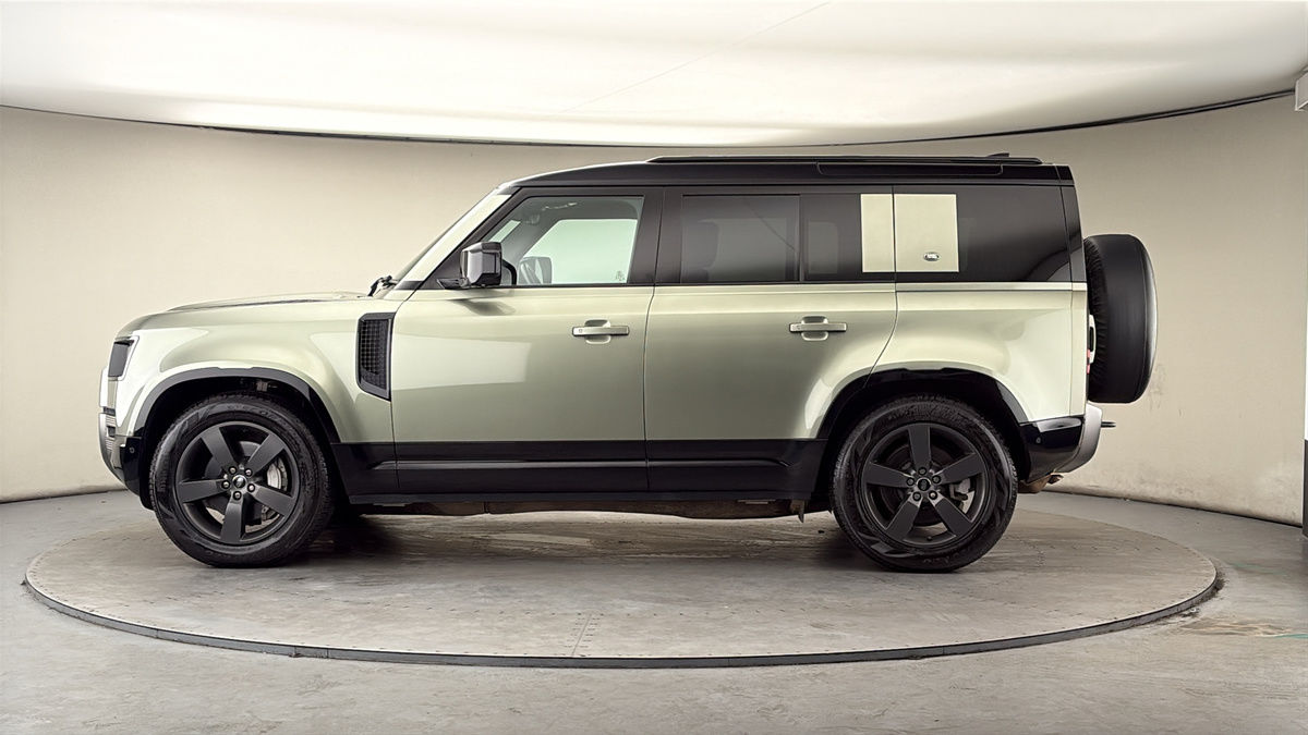 Land Rover Defender 110 Image 15