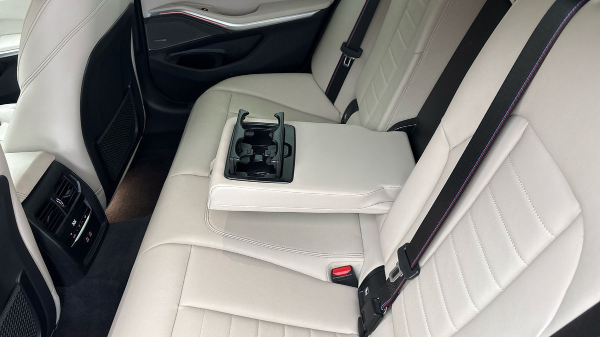 BMW 3 Series Image 9