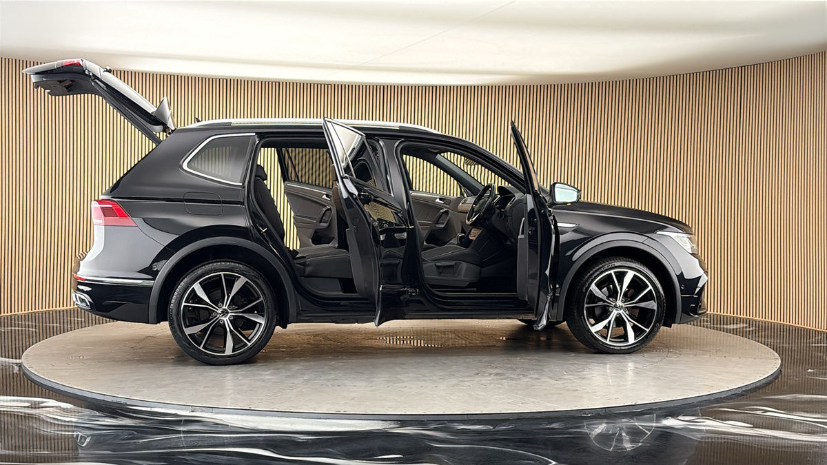 More views of Volkswagen Tiguan Allspace