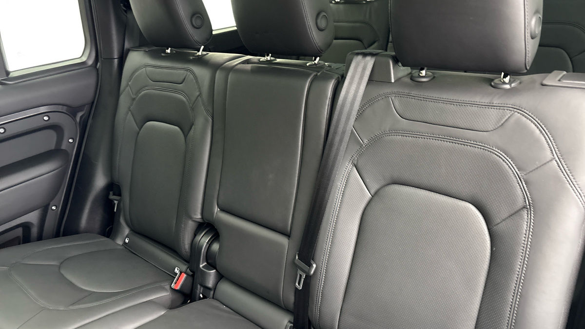 Land Rover Defender 130 Image 8