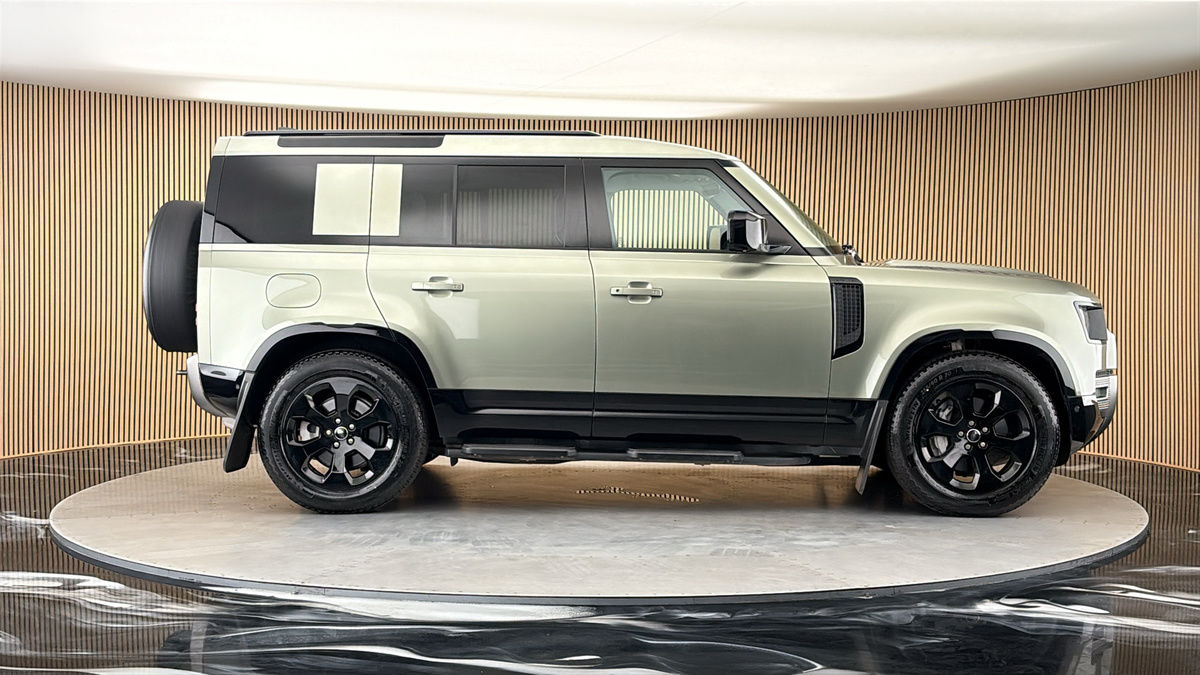 Land Rover Defender 110 Image 16