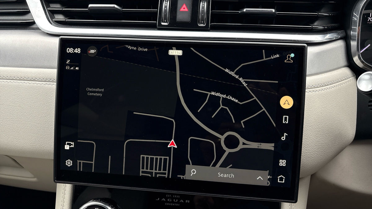 Jaguar F-PACE Image 17