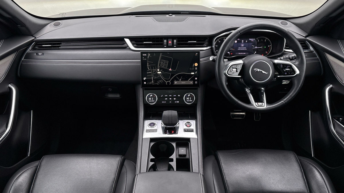 Jaguar F-PACE Image 12