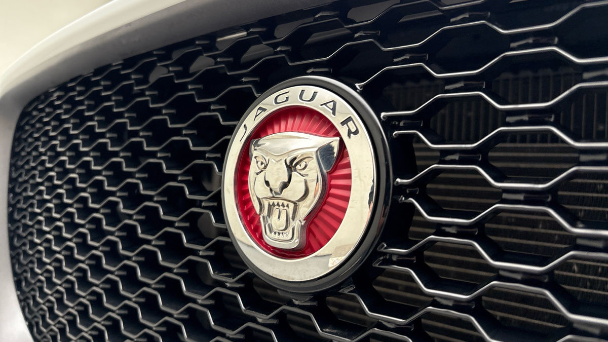 Jaguar F-PACE Image 24