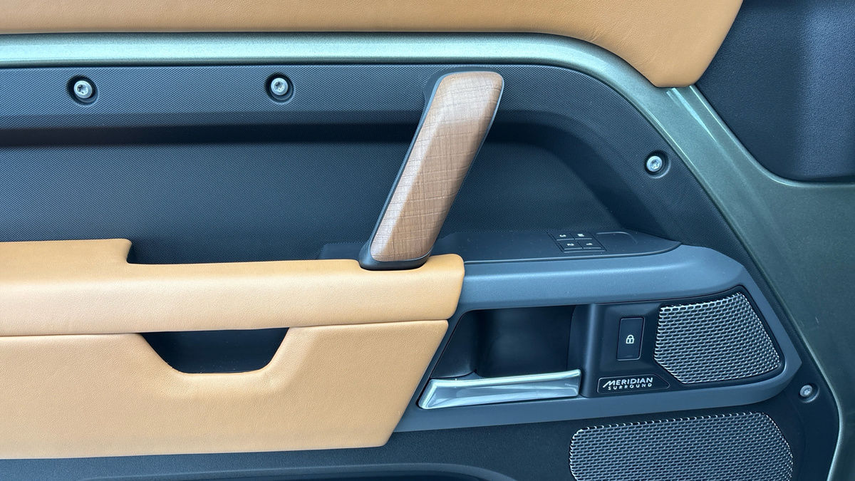 Land Rover Defender 110 Image 19