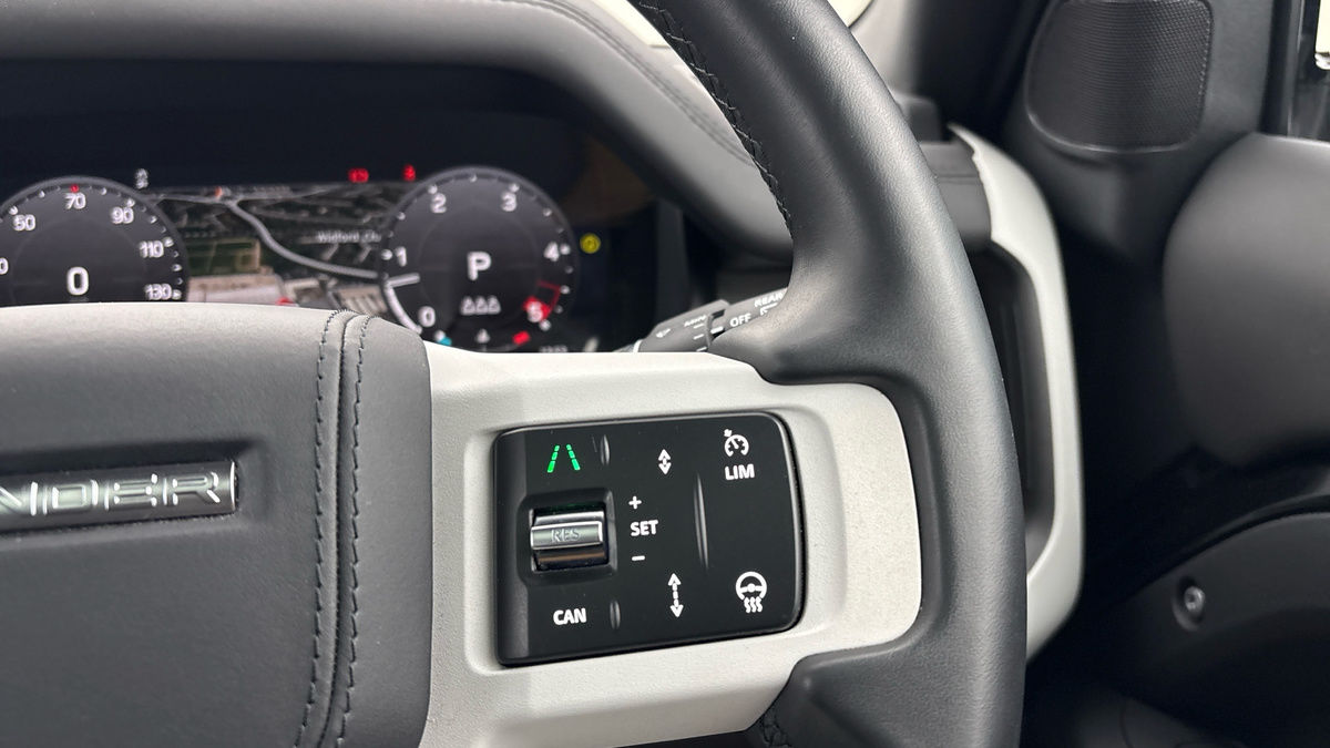 Land Rover Defender 110 Image 14