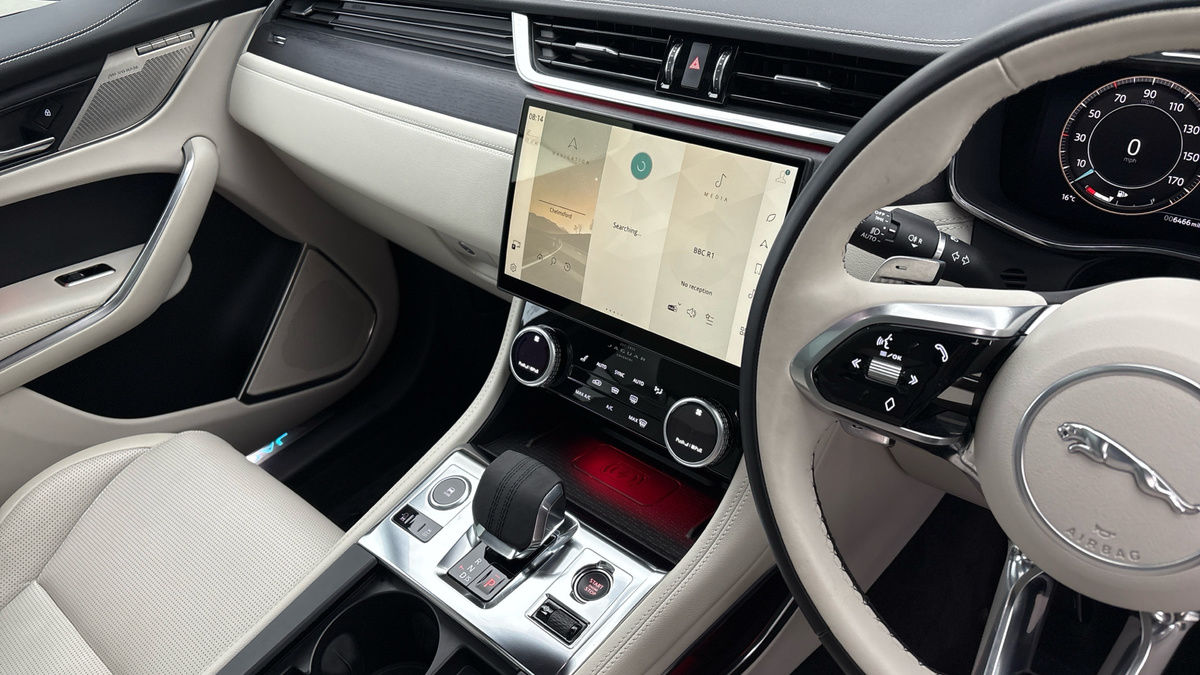 Jaguar F-PACE Image 18