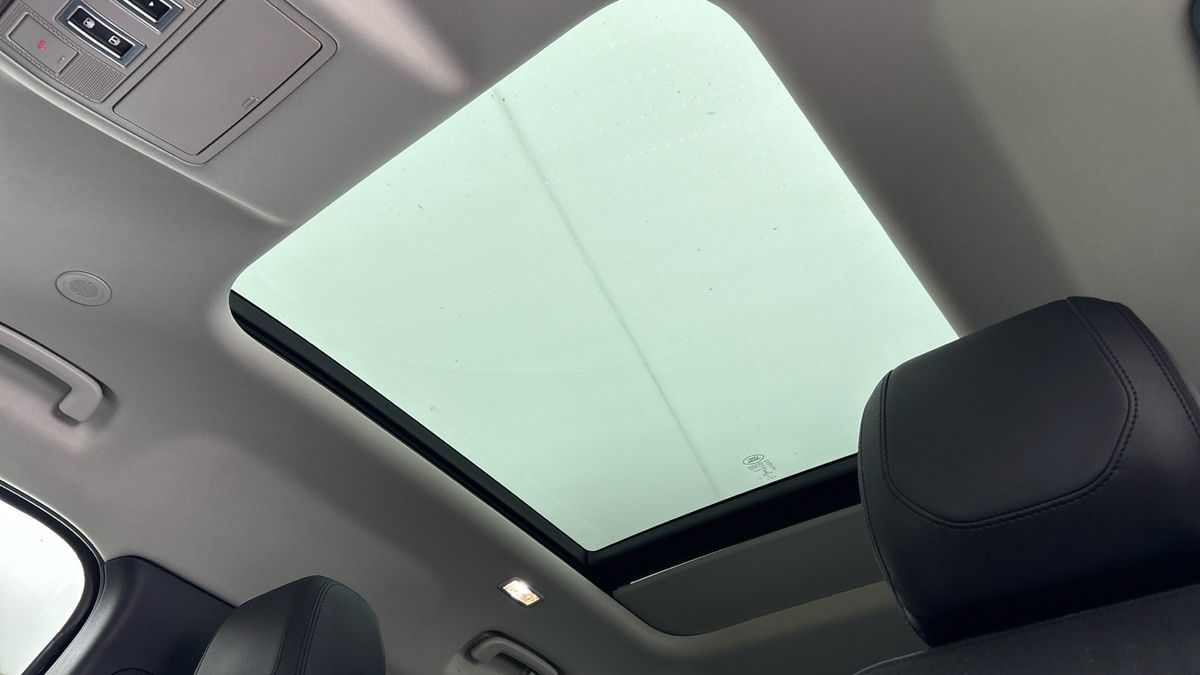 Land Rover Defender 110 Image 6