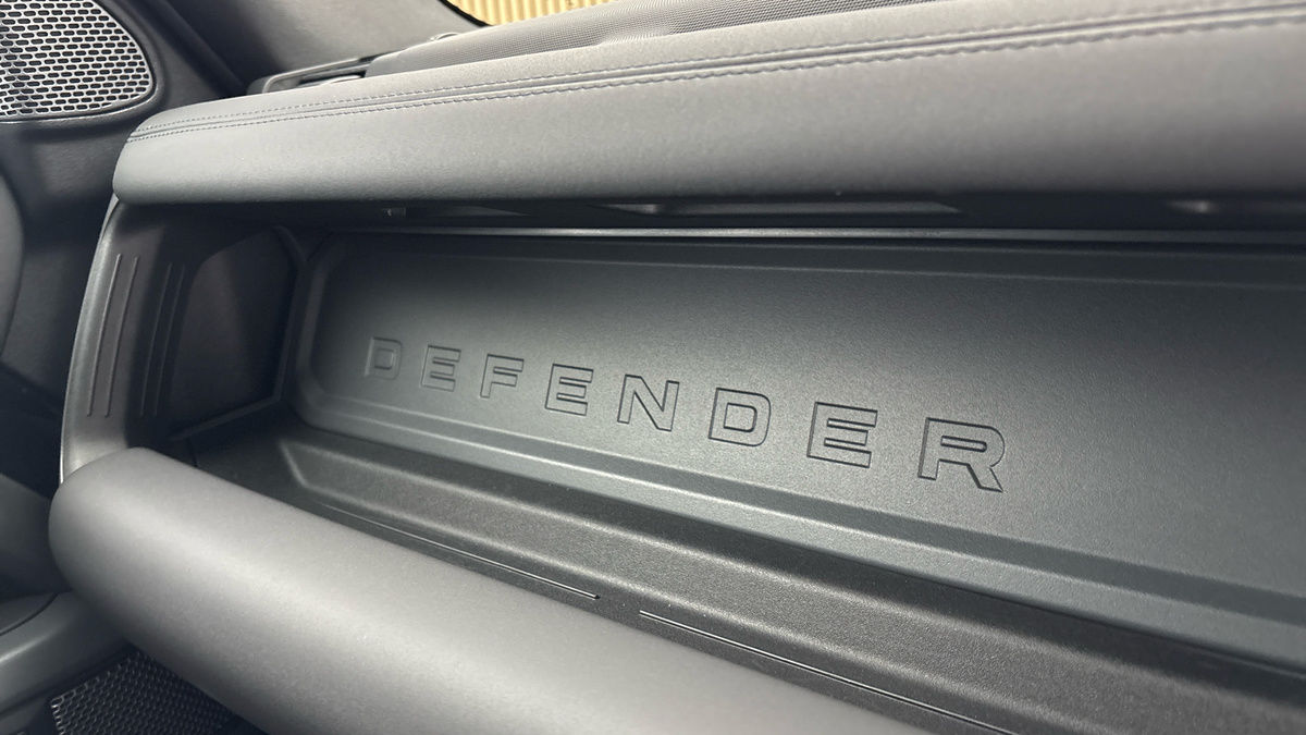 Land Rover Defender 110 Image 34