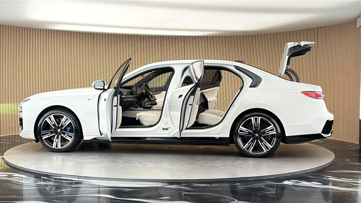More views of BMW i7