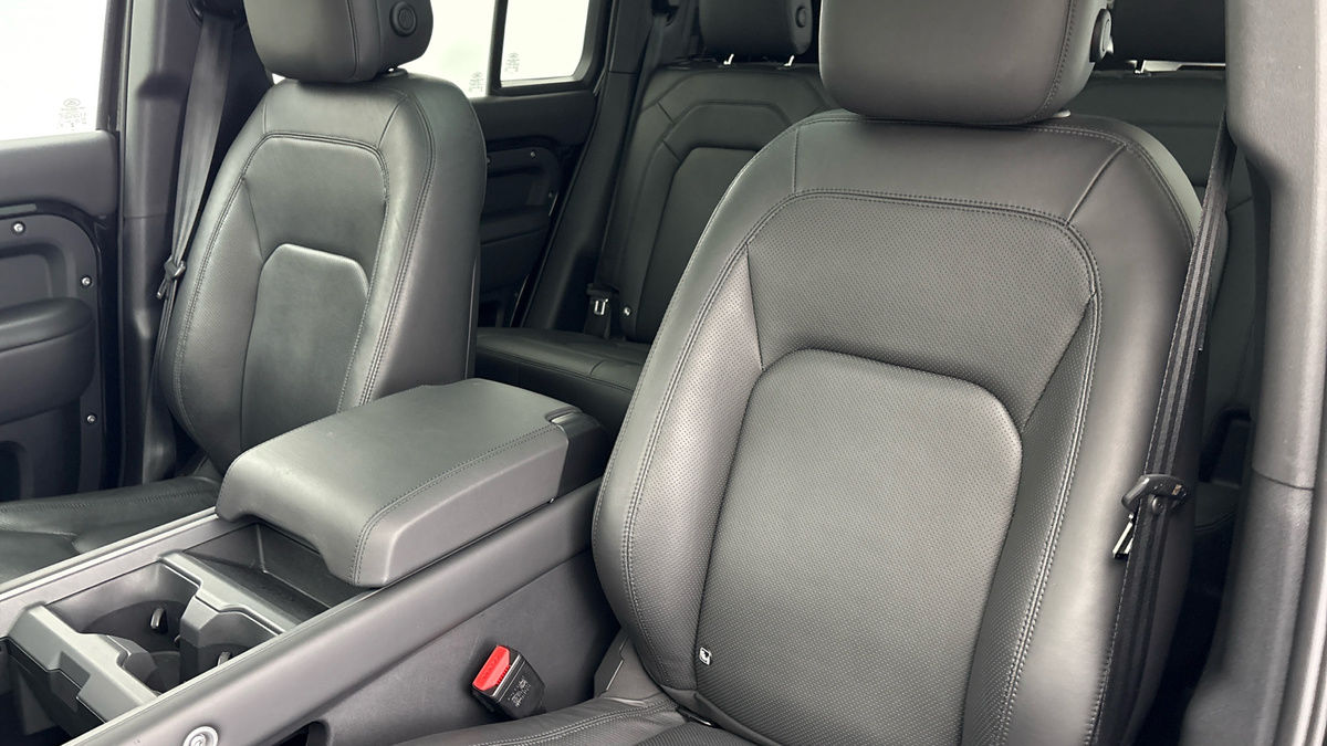 Land Rover Defender 110 Image 7