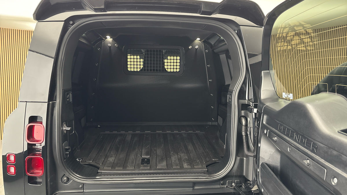 Land Rover Defender 90 Image 11