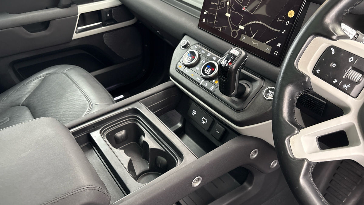 Land Rover Defender 110 Image 18