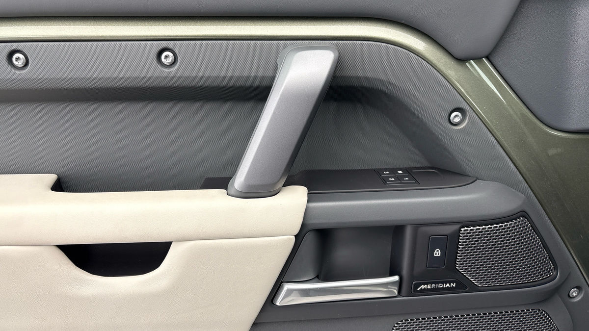 Land Rover Defender 110 Image 19