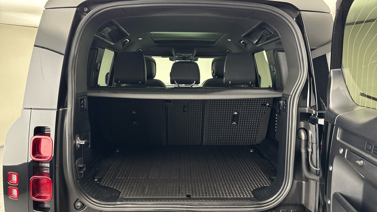 Land Rover Defender 110 Image 11
